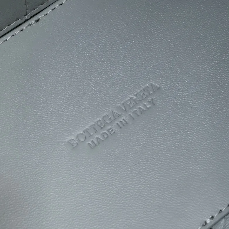 The 2023 new Andiamo batch of 2260 BV has been shipped‼ ️Really popular🔥The new Andiamo woven handbag launched by Bottega Veneta this season is really popular all over the world! ! Celebrities at home and abroad have worn it, and Oscar-winning actress Michelle Yeoh has taken it out on the street. Song Jia, Trai Yara, Yu Feihong, Sanji Ayaka, Rosie Hunting-Whiteley, Yoshioka Riho, etc. have all picked up this bag. It is classic and versatile, showing off its temperament, and the bag capacity is also large, which is very convenient for daily commuting! ! A variety of carrying methods, the shoulder straps can be adjusted by yourself, the original lambskin feels soft and delicate, and the unisex style breaks gender boundaries and brings a more practical and longer-lasting use experience. Andiamo, which has both elegant and casual styles, perfectly interprets the true appearance of "fashionable old money style". Style number: 8463 Size: 32*24*12
